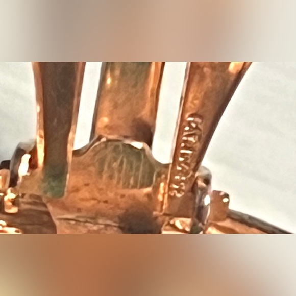 Vintage Trifari Emerald Cabochon Shell Textured Clip-On Earrings - Picture 10 of 10